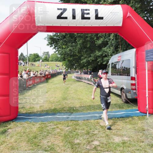 21.06.2025 - 27. Vierlanden-Triathlon MichiJ http://msf.ph/oto/8003247 15.06.2026 11:27:19 Ziel 369, 490 meine-sportfotos.de