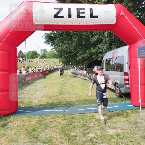 21.06.2025 - 27. Vierlanden-Triathlon MichiJ http://msf.ph/oto/8003256 15.06.2026 11:27:19 Ziel 369, 490 meine-sportfotos.de