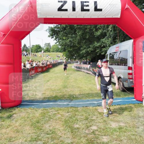 21.06.2025 - 27. Vierlanden-Triathlon MichiJ http://msf.ph/oto/8003264 15.06.2026 11:27:19 Ziel 369, 490 meine-sportfotos.de