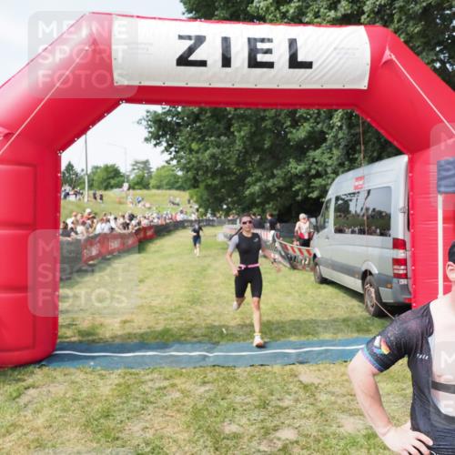 21.06.2025 - 27. Vierlanden-Triathlon MichiJ http://msf.ph/oto/8003281 15.06.2026 11:27:22 Ziel 369, 490, 565 meine-sportfotos.de