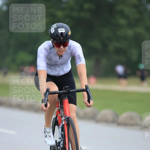 21.06.2025 - 27. Vierlanden-Triathlon H.Heesch http://msf.ph/oto/8003287 15.06.2025 12:45:46 Radfahren 880, 914, 932 meine-sportfotos.de