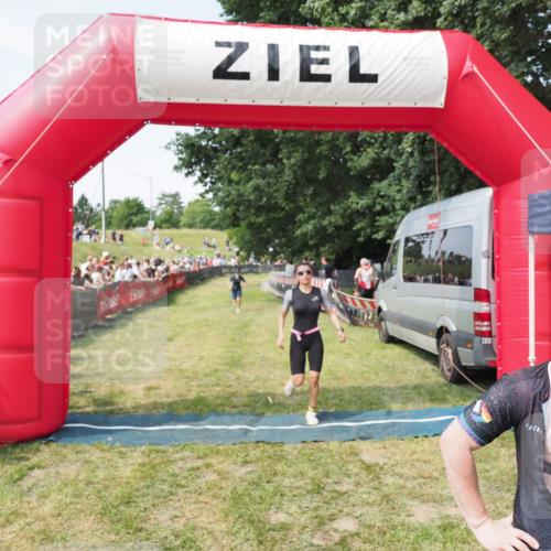 21.06.2025 - 27. Vierlanden-Triathlon MichiJ http://msf.ph/oto/8003294 15.06.2026 11:27:22 Ziel 369, 490, 565 meine-sportfotos.de