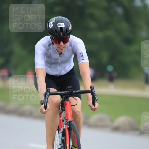 21.06.2025 - 27. Vierlanden-Triathlon H.Heesch http://msf.ph/oto/8003303 15.06.2025 12:45:46 Radfahren 880, 914, 932 meine-sportfotos.de
