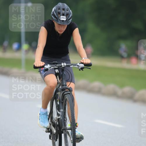 21.06.2025 - 27. Vierlanden-Triathlon H.Heesch http://msf.ph/oto/8003326 15.06.2025 12:46:42 Radfahren 203 meine-sportfotos.de