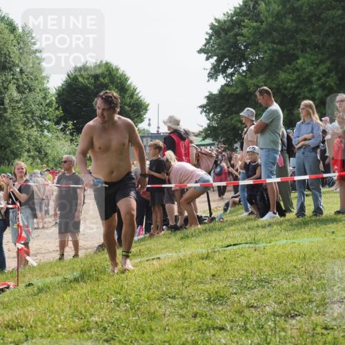 15.06.2025 - 27. Vierlanden-Triathlon KatJ http://msf.ph/oto/8003327 15.06.2025 10:00:18 Schwimmen 290 meine-sportfotos.de