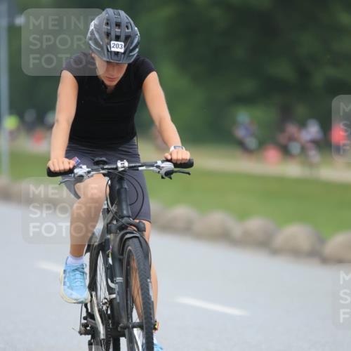 21.06.2025 - 27. Vierlanden-Triathlon H.Heesch http://msf.ph/oto/8003347 15.06.2025 12:46:42 Radfahren 203 meine-sportfotos.de