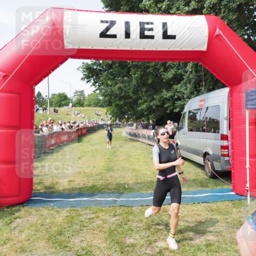 21.06.2025 - 27. Vierlanden-Triathlon MichiJ http://msf.ph/oto/8003376 15.06.2026 11:27:23 Ziel 369, 490, 565 meine-sportfotos.de