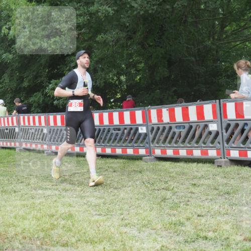 21.06.2025 - 27. Vierlanden-Triathlon KatJ http://msf.ph/oto/8003460 15.06.2025 12:57:07 Ziel 64, 86 meine-sportfotos.de