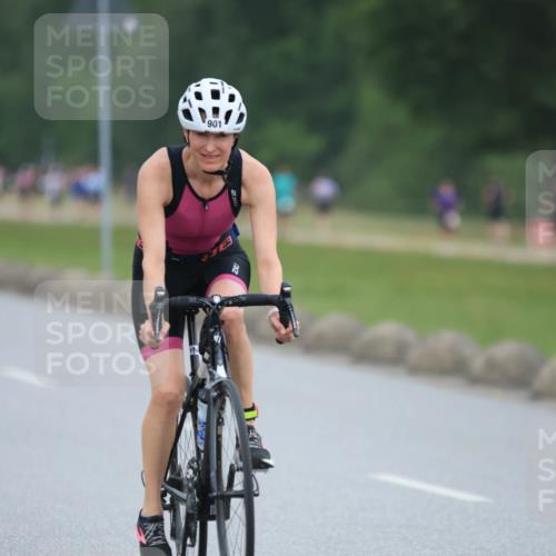 21.06.2025 - 27. Vierlanden-Triathlon H.Heesch http://msf.ph/oto/8003461 15.06.2025 12:47:39 Radfahren 852, 901 meine-sportfotos.de