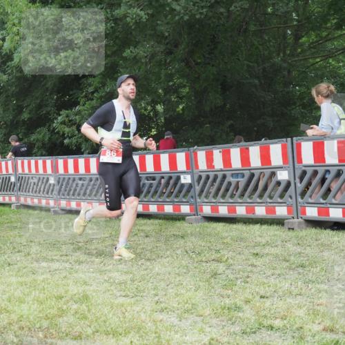 21.06.2025 - 27. Vierlanden-Triathlon KatJ http://msf.ph/oto/8003474 15.06.2025 12:57:07 Ziel 64, 86 meine-sportfotos.de
