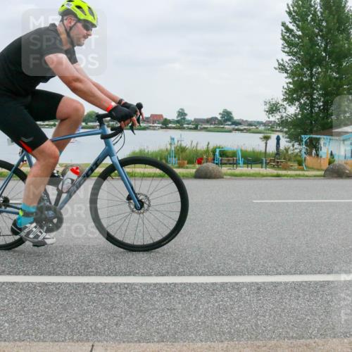 21.06.2025 - 27. Vierlanden-Triathlon H.Heesch http://msf.ph/oto/8003489 15.06.2025 12:49:48 Radfahren 957 meine-sportfotos.de