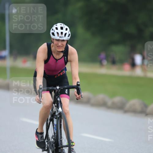 21.06.2025 - 27. Vierlanden-Triathlon H.Heesch http://msf.ph/oto/8003492 15.06.2025 12:47:39 Radfahren 852, 901 meine-sportfotos.de