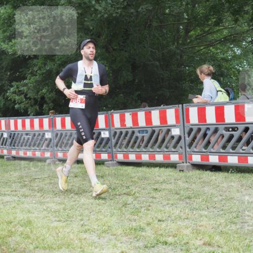 21.06.2025 - 27. Vierlanden-Triathlon KatJ http://msf.ph/oto/8003498 15.06.2025 12:57:07 Ziel 64, 86 meine-sportfotos.de