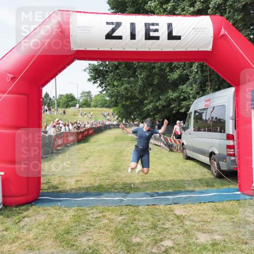 21.06.2025 - 27. Vierlanden-Triathlon MichiJ http://msf.ph/oto/8003500 15.06.2026 11:27:26 Ziel 490, 565 meine-sportfotos.de