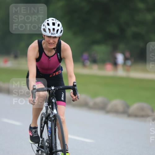 21.06.2025 - 27. Vierlanden-Triathlon H.Heesch http://msf.ph/oto/8003505 15.06.2025 12:47:39 Radfahren 852, 901 meine-sportfotos.de