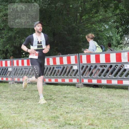 21.06.2025 - 27. Vierlanden-Triathlon KatJ http://msf.ph/oto/8003509 15.06.2025 12:57:07 Ziel 64, 86 meine-sportfotos.de