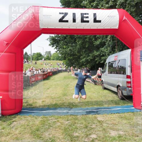 21.06.2025 - 27. Vierlanden-Triathlon MichiJ http://msf.ph/oto/8003517 15.06.2026 11:27:26 Ziel 490, 565 meine-sportfotos.de