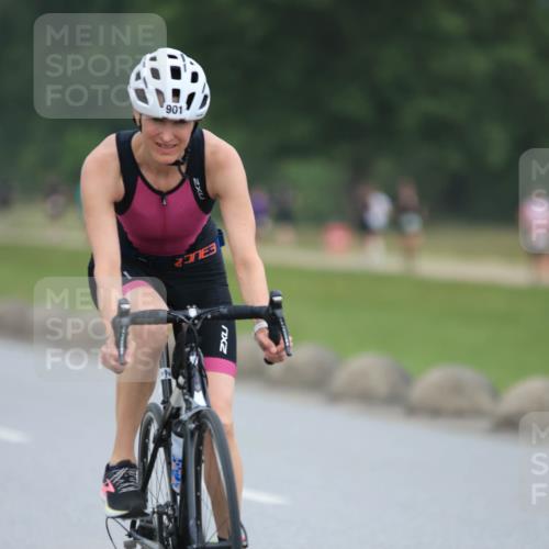 21.06.2025 - 27. Vierlanden-Triathlon H.Heesch http://msf.ph/oto/8003523 15.06.2025 12:47:39 Radfahren 852, 901 meine-sportfotos.de