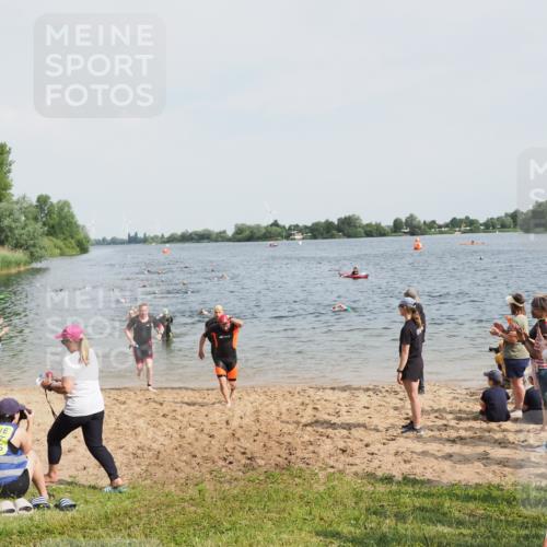 21.06.2025 - 27. Vierlanden-Triathlon MichiJ http://msf.ph/oto/8003526 15.06.2026 10:05:54 Schwimmen 372, 392, 410, 435, 442, 458 meine-sportfotos.de
