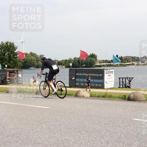 21.06.2025 - 27. Vierlanden-Triathlon H.Heesch http://msf.ph/oto/8003530 15.06.2025 11:49:24 Radfahren 844 meine-sportfotos.de