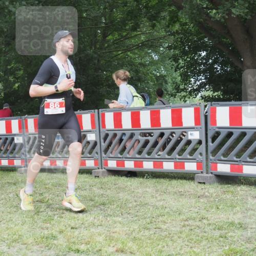21.06.2025 - 27. Vierlanden-Triathlon KatJ http://msf.ph/oto/8003531 15.06.2025 12:57:07 Ziel 64, 86 meine-sportfotos.de
