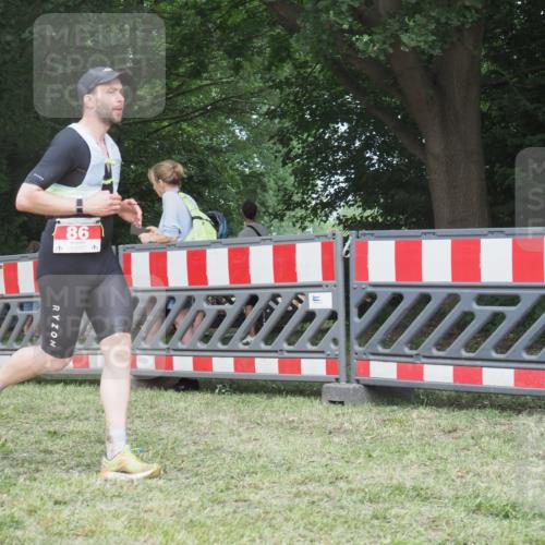 21.06.2025 - 27. Vierlanden-Triathlon KatJ http://msf.ph/oto/8003543 15.06.2025 12:57:07 Ziel 64, 86 meine-sportfotos.de