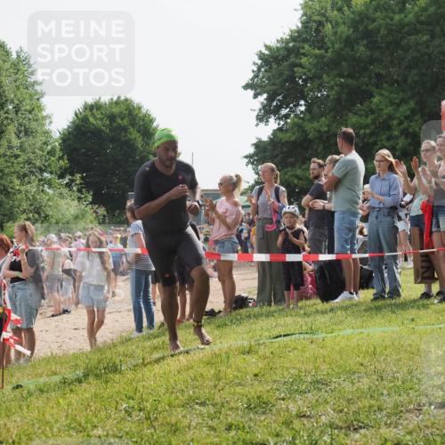 15.06.2025 - 27. Vierlanden-Triathlon KatJ http://msf.ph/oto/8003546 15.06.2025 10:02:19 Schwimmen 317 meine-sportfotos.de