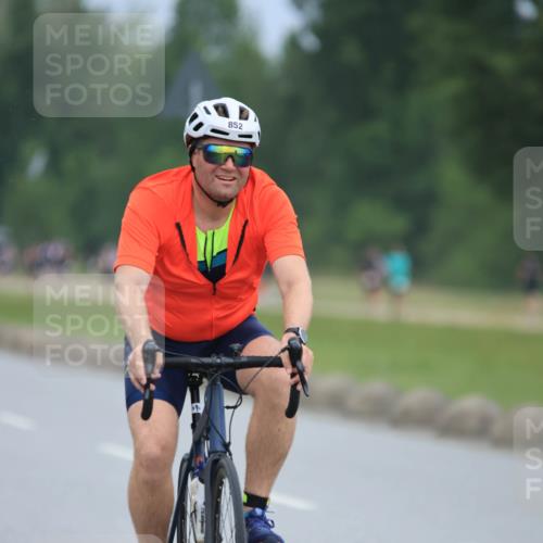 21.06.2025 - 27. Vierlanden-Triathlon H.Heesch http://msf.ph/oto/8003553 15.06.2025 12:47:41 Radfahren 852, 901 meine-sportfotos.de