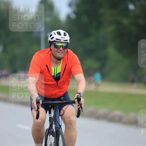 21.06.2025 - 27. Vierlanden-Triathlon H.Heesch http://msf.ph/oto/8003567 15.06.2025 12:47:41 Radfahren 852, 901 meine-sportfotos.de