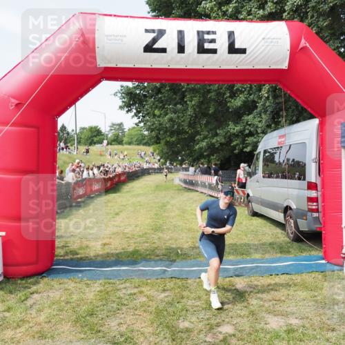 21.06.2025 - 27. Vierlanden-Triathlon MichiJ http://msf.ph/oto/8003569 15.06.2026 11:27:27 Ziel 490, 565 meine-sportfotos.de