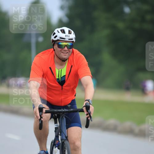 21.06.2025 - 27. Vierlanden-Triathlon H.Heesch http://msf.ph/oto/8003576 15.06.2025 12:47:41 Radfahren 852, 901 meine-sportfotos.de