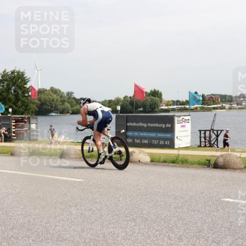 21.06.2025 - 27. Vierlanden-Triathlon H.Heesch http://msf.ph/oto/8003581 15.06.2025 11:49:53 Radfahren 747, 962 meine-sportfotos.de