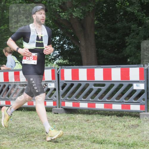 21.06.2025 - 27. Vierlanden-Triathlon KatJ http://msf.ph/oto/8003584 15.06.2025 12:57:08 Ziel 64, 86 meine-sportfotos.de
