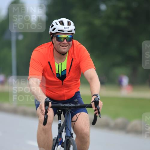 21.06.2025 - 27. Vierlanden-Triathlon H.Heesch http://msf.ph/oto/8003591 15.06.2025 12:47:42 Radfahren 852, 901 meine-sportfotos.de