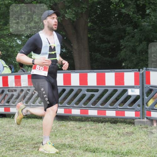 21.06.2025 - 27. Vierlanden-Triathlon KatJ http://msf.ph/oto/8003592 15.06.2025 12:57:08 Ziel 64, 86 meine-sportfotos.de