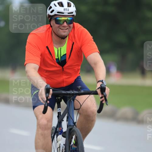 21.06.2025 - 27. Vierlanden-Triathlon H.Heesch http://msf.ph/oto/8003600 15.06.2025 12:47:42 Radfahren 852, 901 meine-sportfotos.de