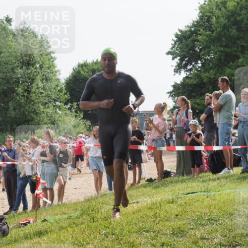 15.06.2025 - 27. Vierlanden-Triathlon KatJ http://msf.ph/oto/8003606 15.06.2025 10:02:20 Schwimmen 317 meine-sportfotos.de