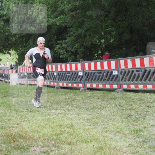 21.06.2025 - 27. Vierlanden-Triathlon KatJ http://msf.ph/oto/8003619 15.06.2025 12:57:15 Ziel 5, 51, 64, 99 meine-sportfotos.de