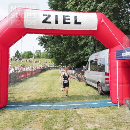 21.06.2025 - 27. Vierlanden-Triathlon MichiJ http://msf.ph/oto/8003676 15.06.2026 11:27:35 Ziel 509 meine-sportfotos.de