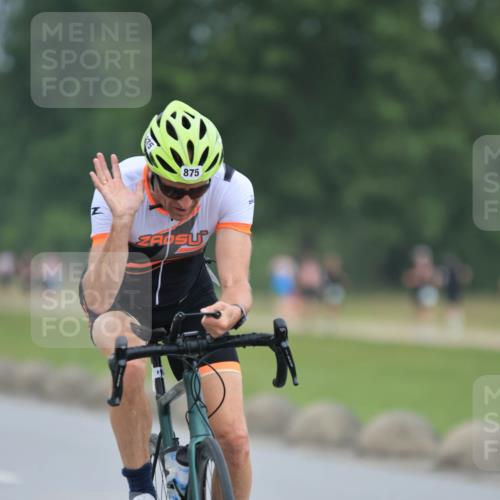 21.06.2025 - 27. Vierlanden-Triathlon H.Heesch http://msf.ph/oto/8003728 15.06.2025 12:48:24 Radfahren 875 meine-sportfotos.de