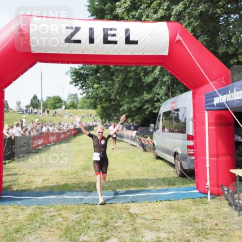 21.06.2025 - 27. Vierlanden-Triathlon MichiJ http://msf.ph/oto/8003738 15.06.2026 11:28:01 Ziel 193, 590 meine-sportfotos.de