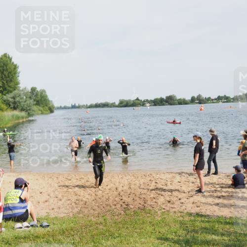 21.06.2025 - 27. Vierlanden-Triathlon MichiJ http://msf.ph/oto/8003752 15.06.2026 10:06:04 Schwimmen 362, 369, 372, 381, 410, 448, 458 meine-sportfotos.de