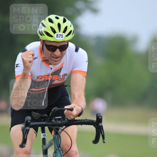 21.06.2025 - 27. Vierlanden-Triathlon H.Heesch http://msf.ph/oto/8003781 15.06.2025 12:48:24 Radfahren 875 meine-sportfotos.de