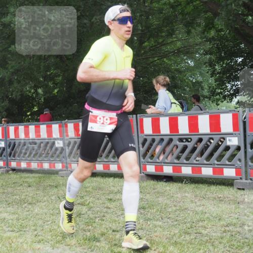 21.06.2025 - 27. Vierlanden-Triathlon KatJ http://msf.ph/oto/8003794 15.06.2025 12:57:21 Ziel 5, 51, 99 meine-sportfotos.de