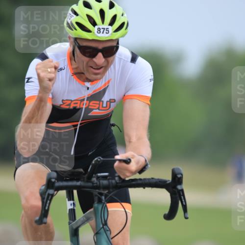 21.06.2025 - 27. Vierlanden-Triathlon H.Heesch http://msf.ph/oto/8003796 15.06.2025 12:48:25 Radfahren 875 meine-sportfotos.de