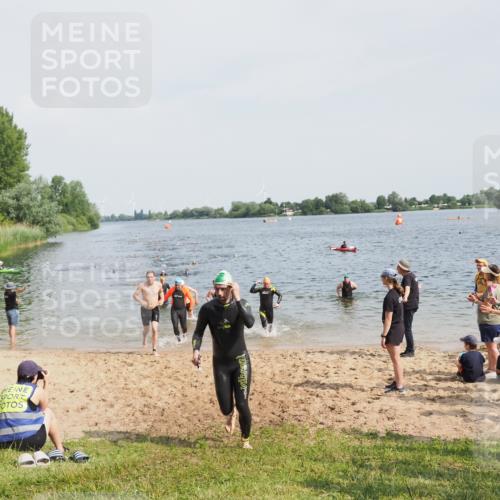 21.06.2025 - 27. Vierlanden-Triathlon MichiJ http://msf.ph/oto/8003806 15.06.2026 10:06:06 Schwimmen 362, 369, 381, 410, 418, 448, 455 meine-sportfotos.de