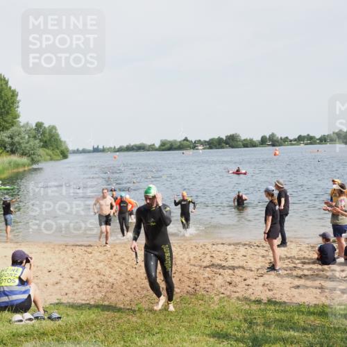 21.06.2025 - 27. Vierlanden-Triathlon MichiJ http://msf.ph/oto/8003812 15.06.2026 10:06:06 Schwimmen 362, 369, 381, 410, 418, 448, 455 meine-sportfotos.de