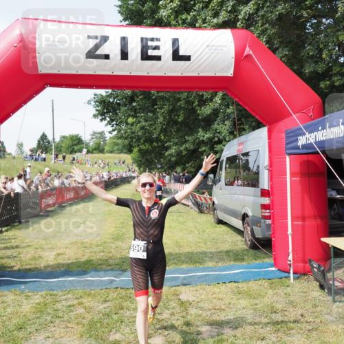 21.06.2025 - 27. Vierlanden-Triathlon MichiJ http://msf.ph/oto/8003815 15.06.2026 11:28:02 Ziel 193, 590 meine-sportfotos.de