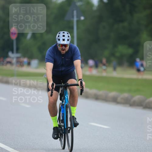 21.06.2025 - 27. Vierlanden-Triathlon H.Heesch http://msf.ph/oto/8003816 15.06.2025 12:49:03 Radfahren 826 meine-sportfotos.de