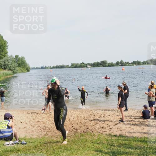 21.06.2025 - 27. Vierlanden-Triathlon MichiJ http://msf.ph/oto/8003819 15.06.2026 10:06:06 Schwimmen 362, 369, 381, 410, 418, 448, 455 meine-sportfotos.de